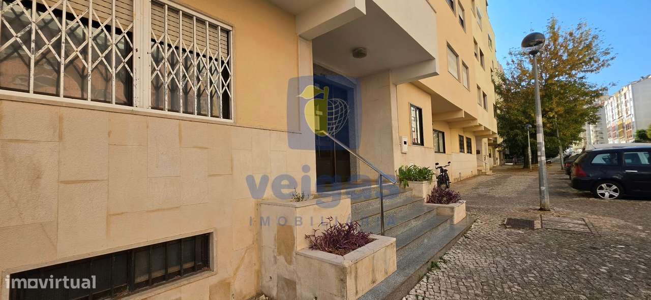 Fantástico T2 Renovado, na Av. da Liberdade – Monte Abraão-19
