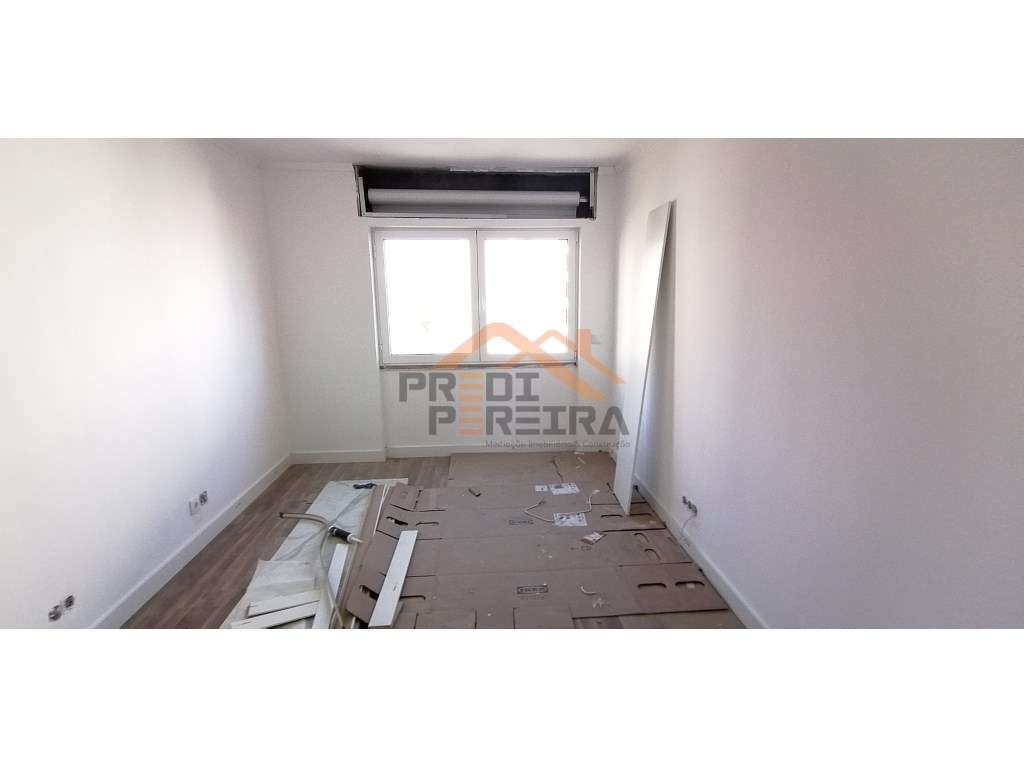 Apartamento T3 totalmente remodelado - Santo António dos Cavaleiros...-12