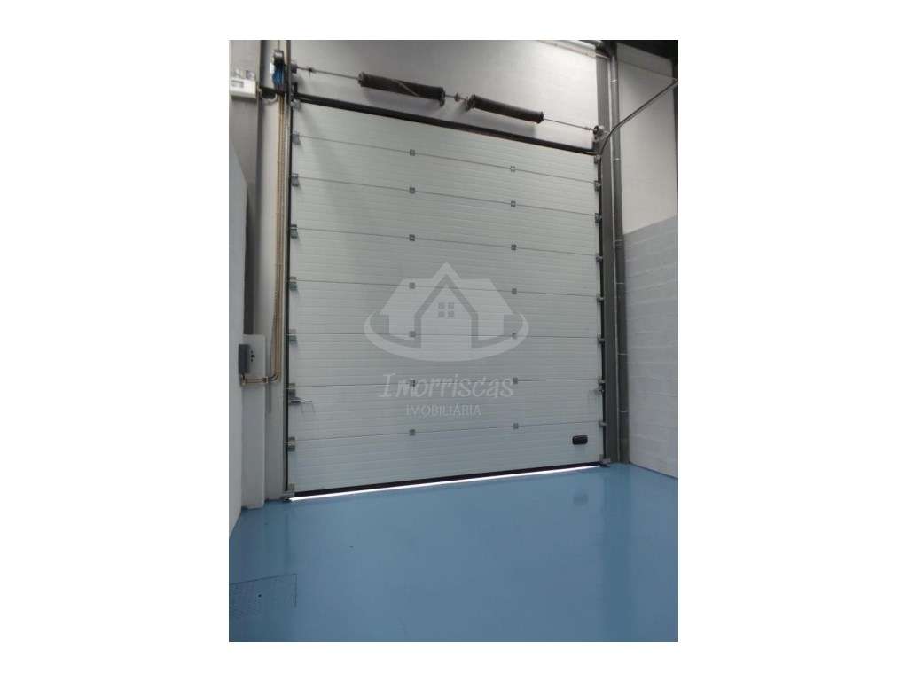 Armazém com 810 m² em São Julião do Tojal - Grande imagem: 4/17