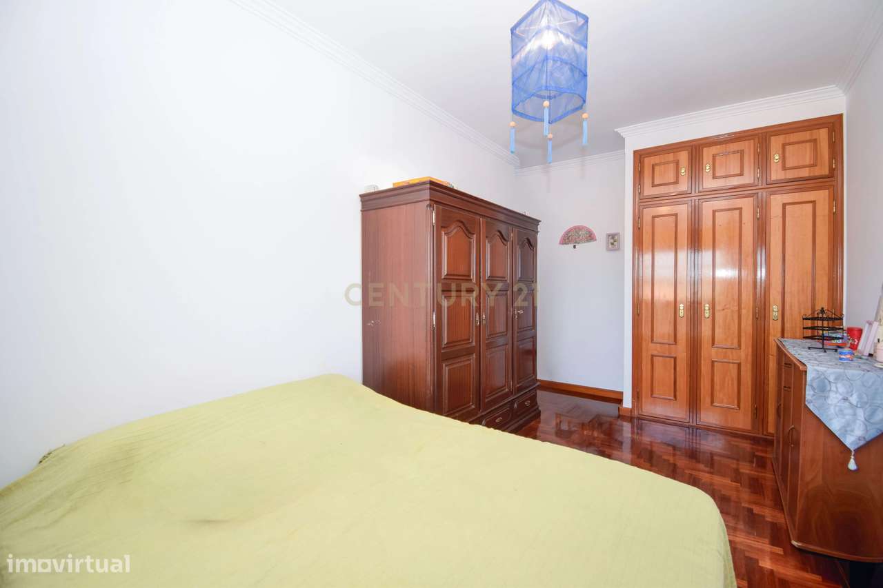 Apartamento T3, com 107 m² de área útil, estúdio musical com 40 m² e g-17