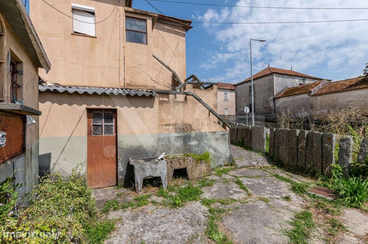 Moradia individual (293m²)com terreno (441m²) para recuperar - Espinho-6