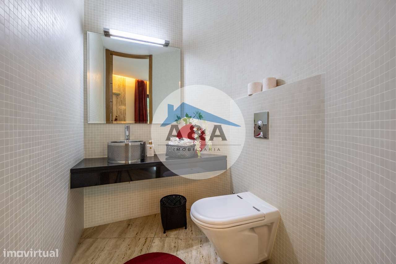 Exclusiva Propriedade de Luxo com Áreas Generosas e Próxima das Praias-56