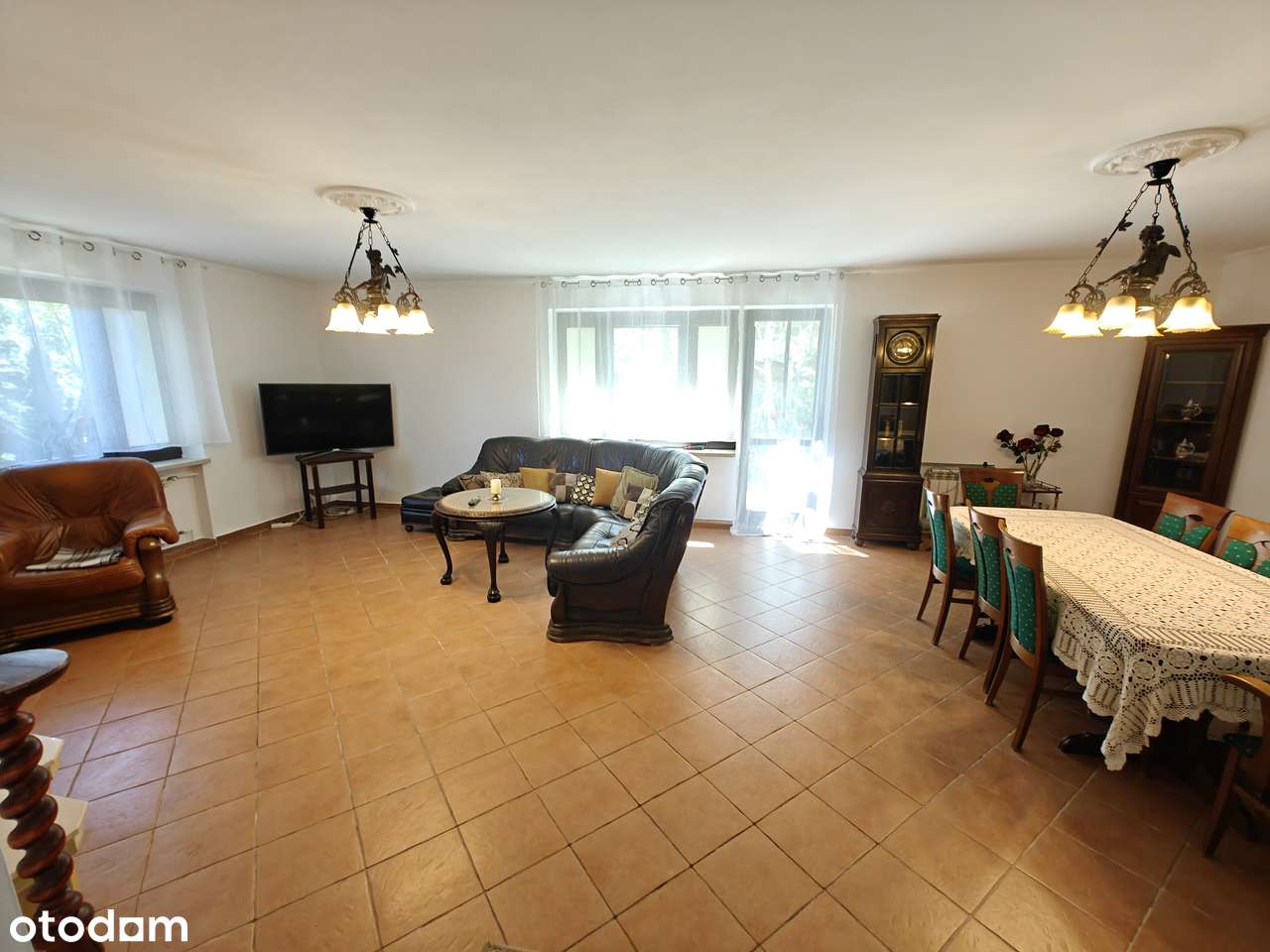 Dom wolnostojący w atrakcyjnej okolicy. Duża zadbana działka-2