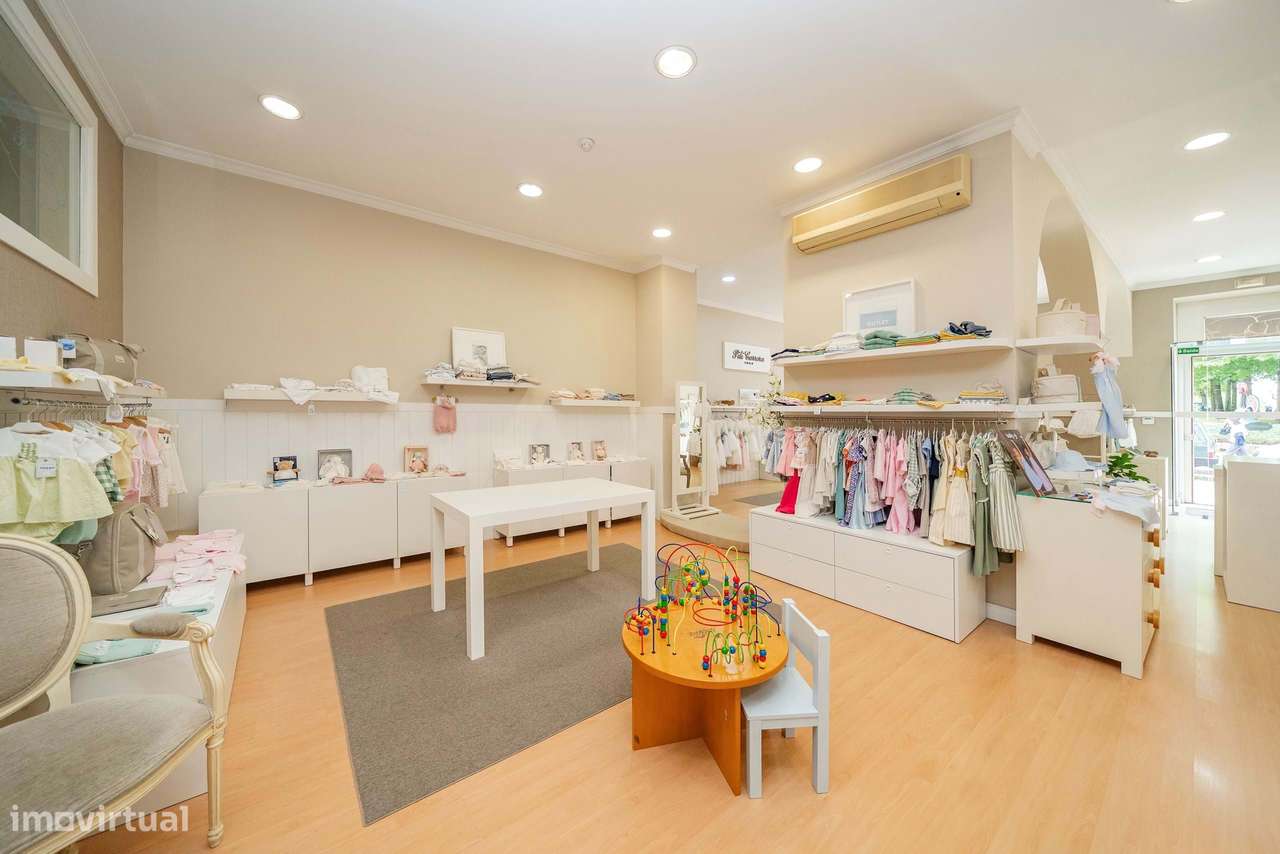 Trespasse de Conceituada Loja de Roupa Infantil no Centro de Barcelos-17