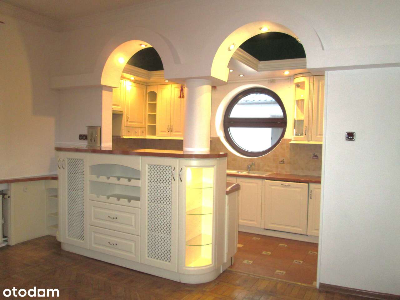 NIETUZINKOWY DOM Z MOŻLIWOŚCIĄ PODZAŁU NADAJĄCY SIĘ NA SIEDZIBĘ FIRMY.-8