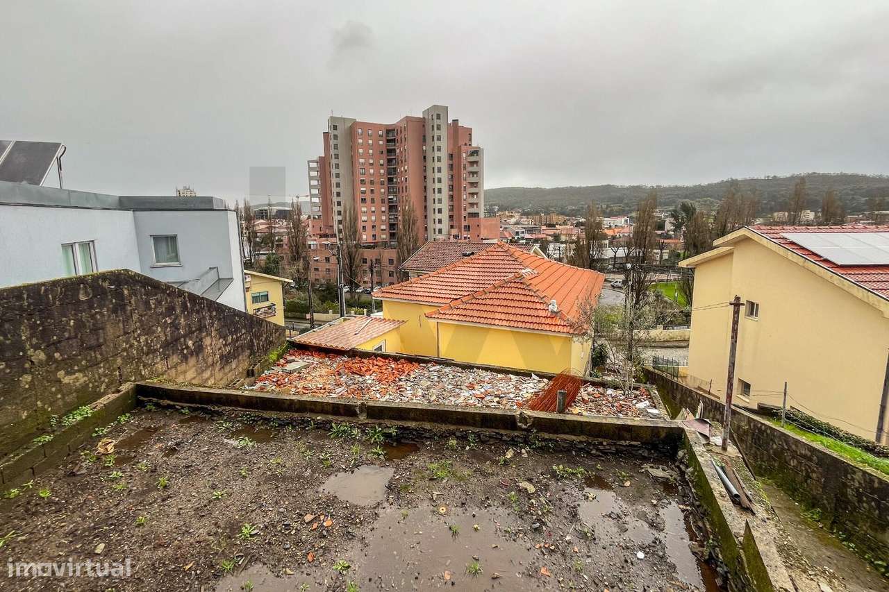Andar Moradia T2 em renovação no centro de Valongo — Terraço enorme - Grande imagem: 3/23