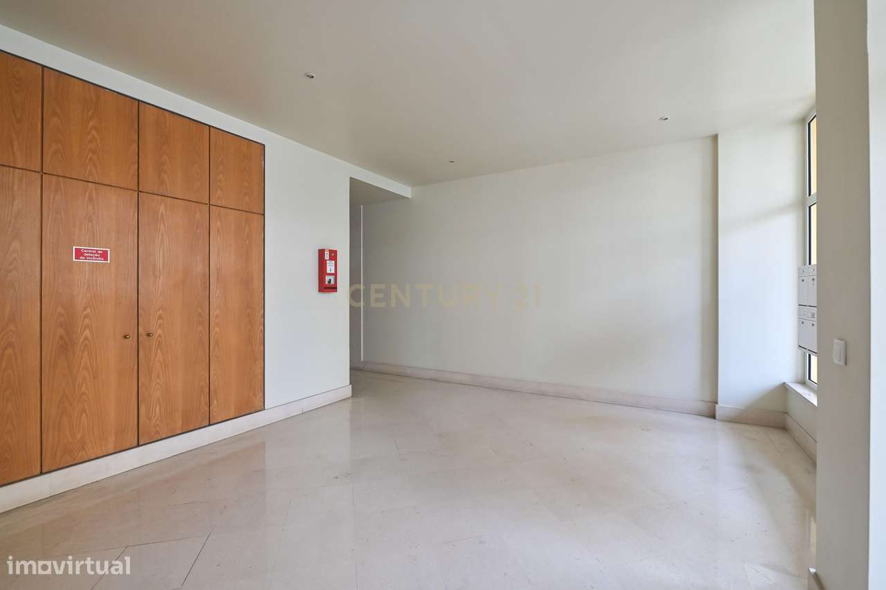 Apartamento 3 quartos, 3 WC, no centro dos Jardins da Parede, com vist-24