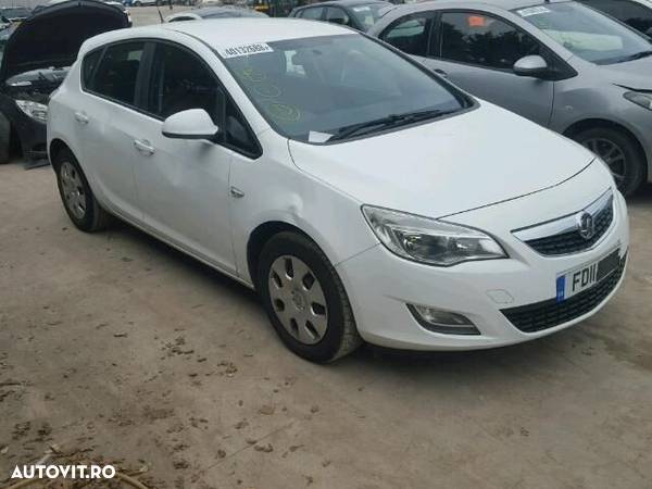 Dezmembrez Opel Astra J 1.7 CDTI Alb 5 usi - 1