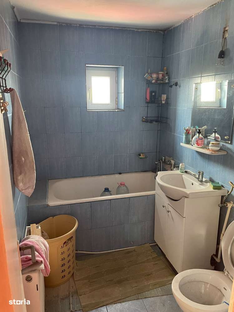 De vanzare apartament cu 3 camere, balcon, etaj 4-4