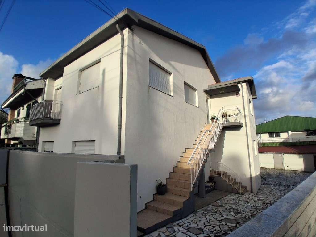 Andar Moradia T3 Renovado com Garagem - S. Cosme, Gondomar-0