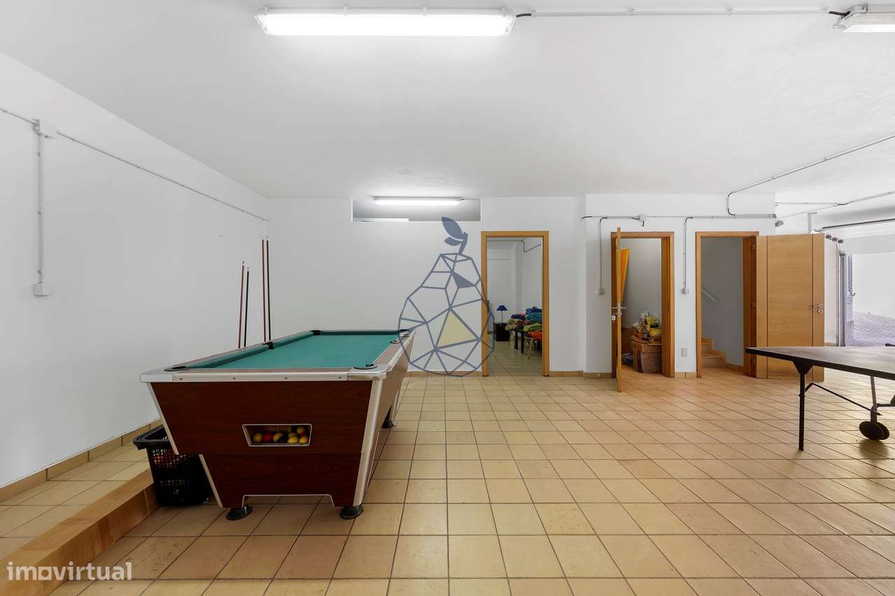 Moradia T5 com Piscina Privada, Jardim e 5 Suites em Montechoro, Albuf-56