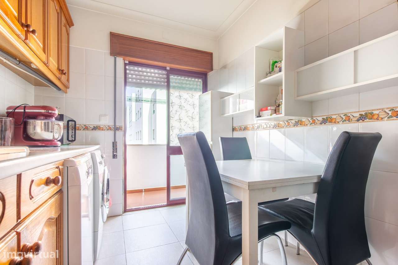 Apartamento T2 na Quinta do Conde com Varanda-4