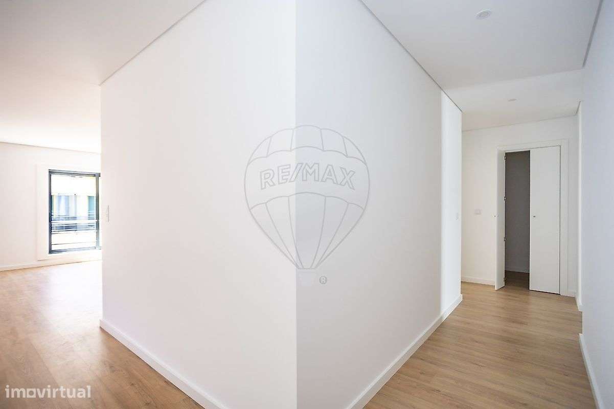 Apartamento T3 à venda em Camarate-13