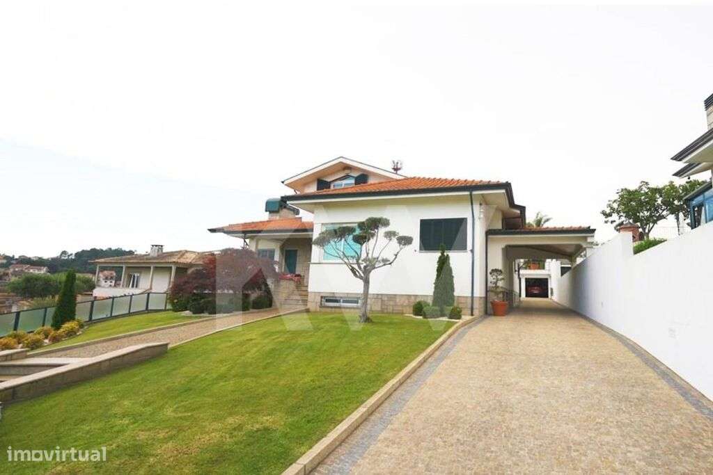 Moradia com 2 pisos em Jovim, Gondomar, com piscina, garagem e jardim - Grande imagem: 4/33