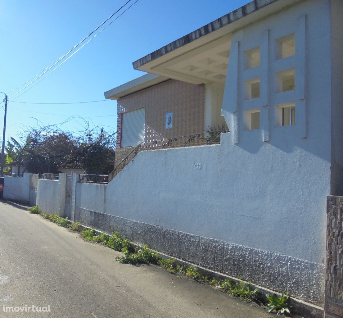 Moradia isolada T2 com 25 mts frente Loureiro - Oliveira de Azeméis