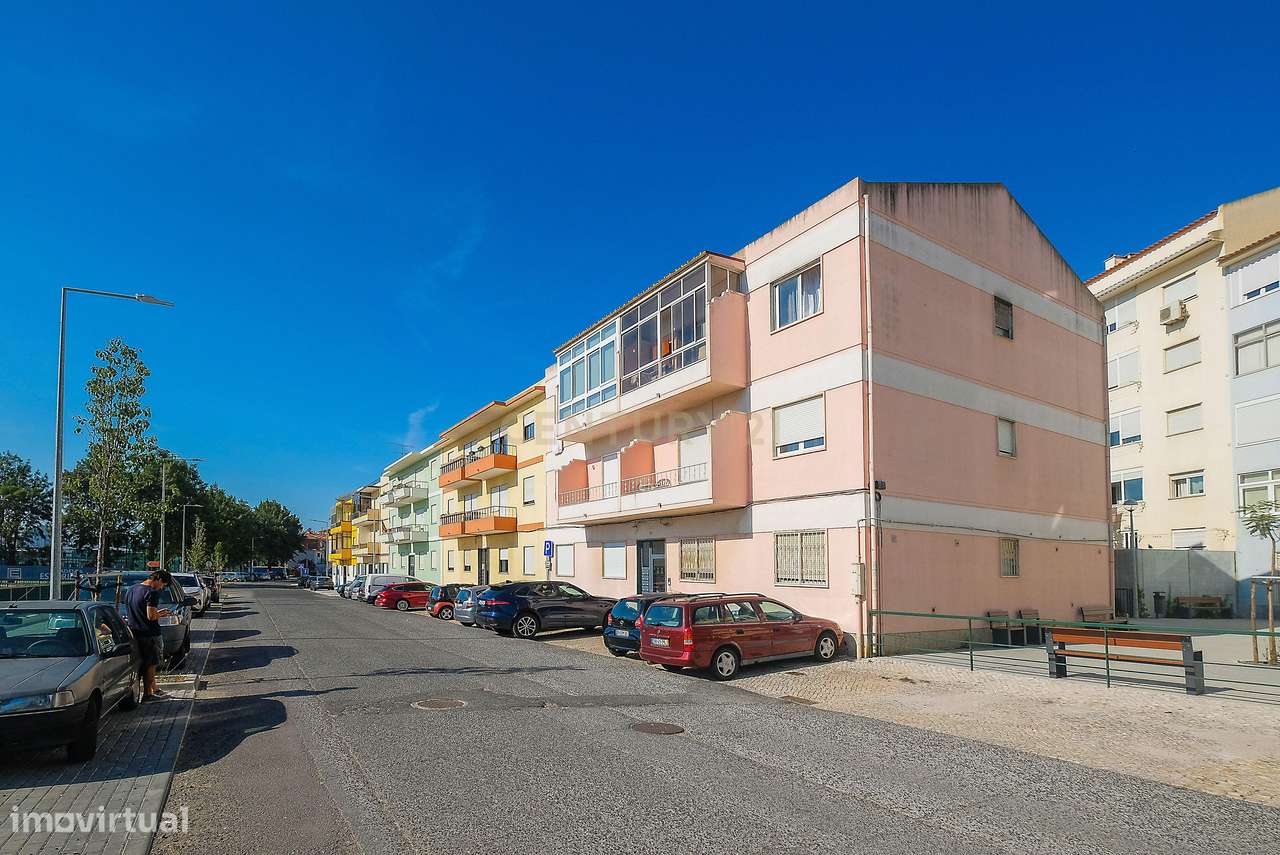 Apartamento T3 Totalmente Renovado | Estoril | Junto aos Salesianos-20