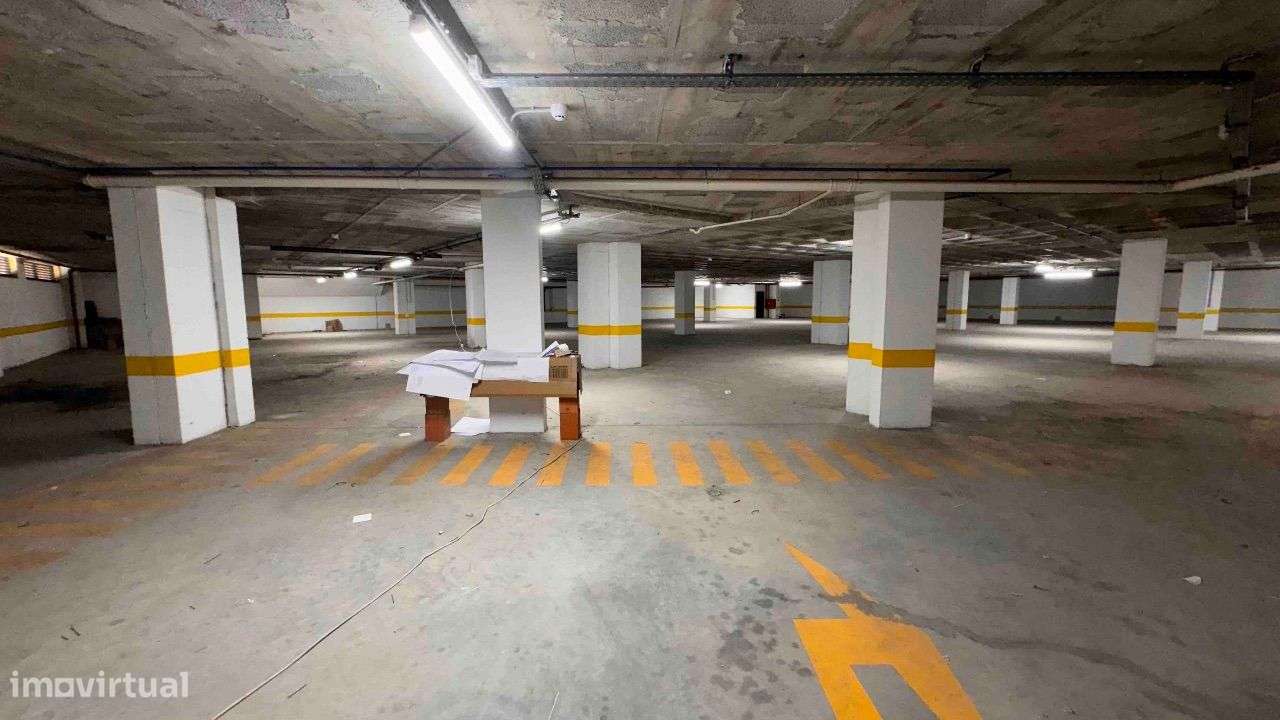Garagem com 1973m2 e capacidade para 73 Viaturas em Barcarena - Grande imagem: 2/20