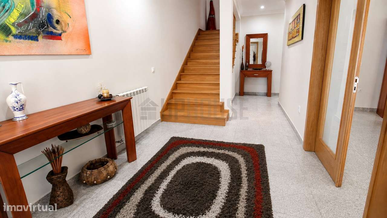 Moradia em Banda de Ponta T4 em Mundão-9