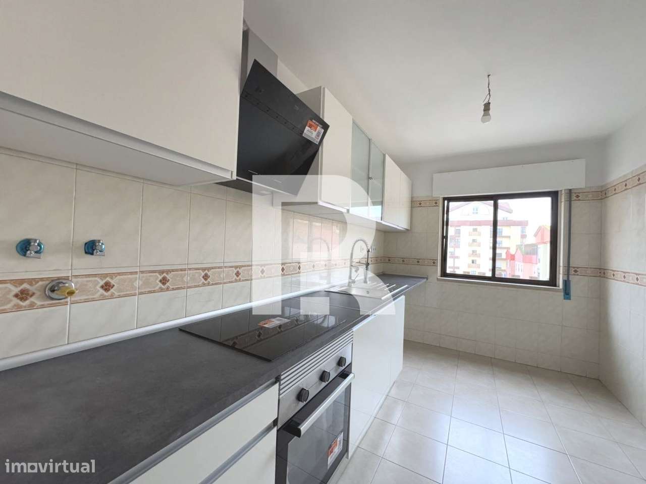 Apartamento T2 com parqueamento na Tapada das Mercês - Grande imagem: 5/18