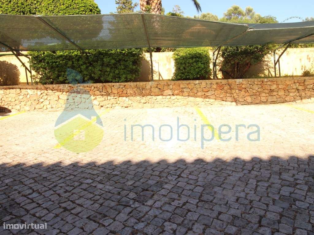 Moradia moderna geminada, está como nova, de dois pisos, localizada...-25