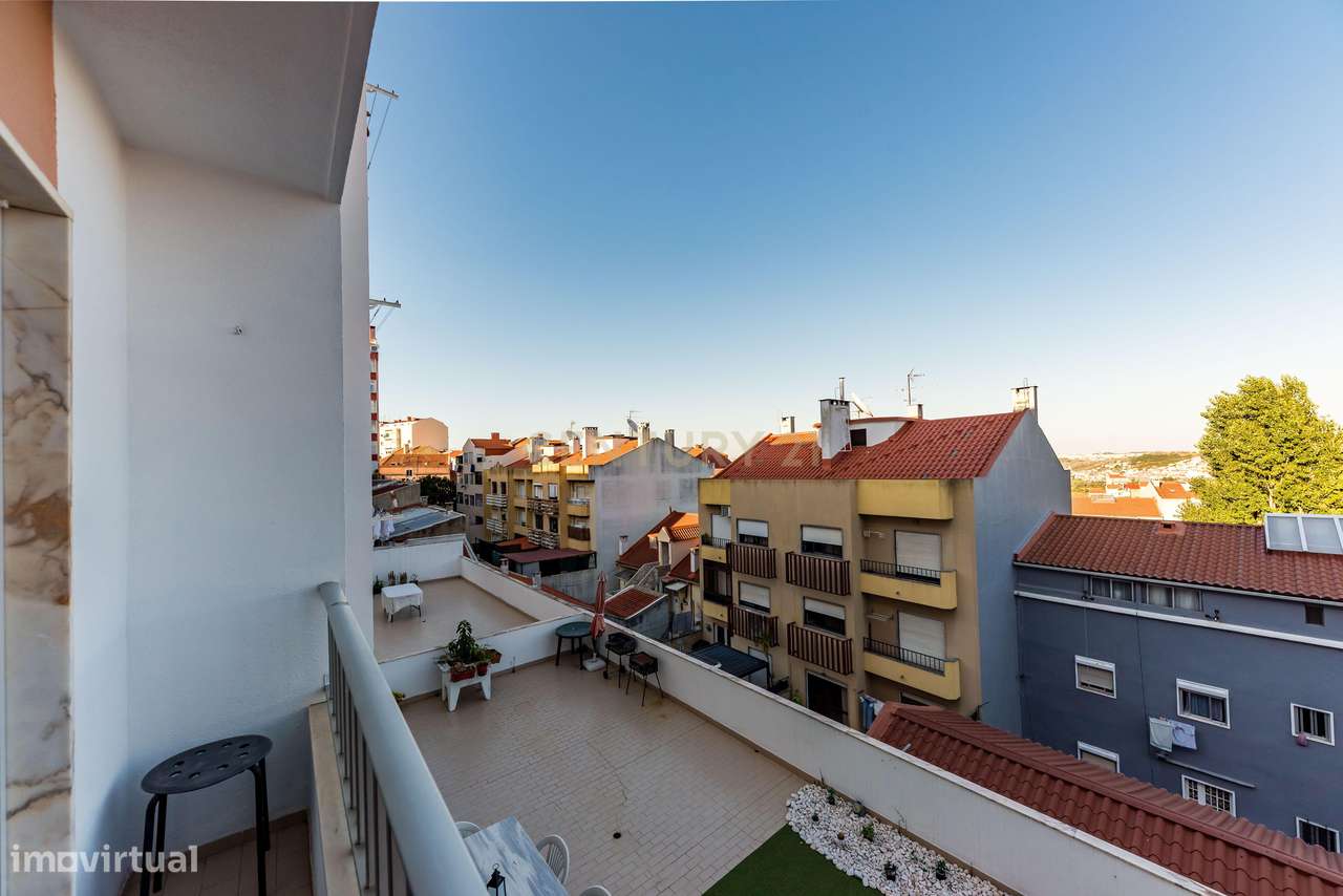 Apartamento T2 com Varanda em Encosta do Sol, Amadora-12