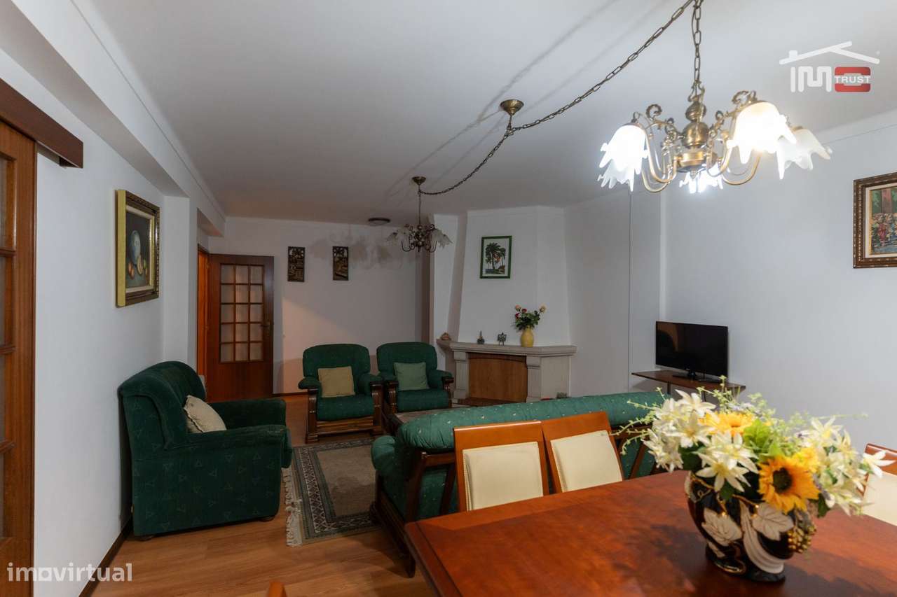 APARTAMENTO T4 MOBILADO COM ELEVADOR ARRECADAÇÃO E GARAGEM AVENIDA ... - Grande imagem: 2/19