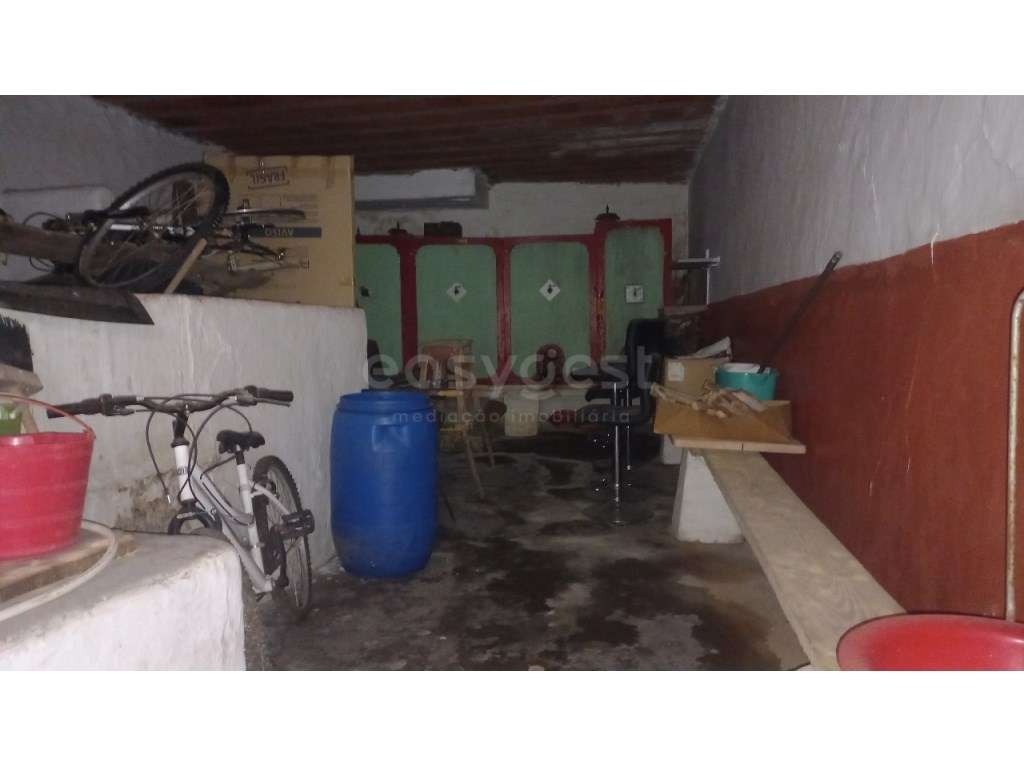 Moradia T2 para remodelar no Centro de Amiais de Baixo.-7