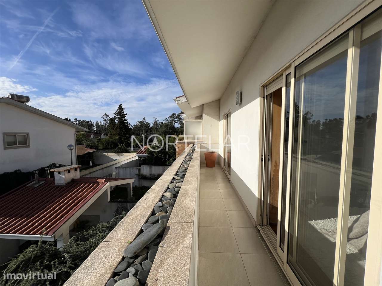 Moradia T3 com jardim e 3 frentes em Famalicão-20