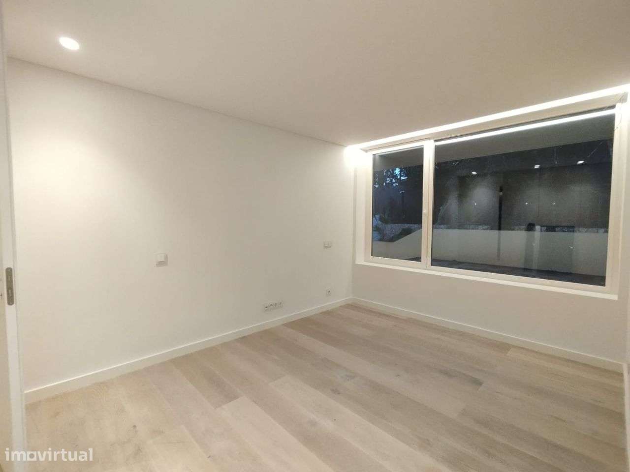 Moradia de Luxo a Estrear no Coração da Quinta da Marinha Sul-12