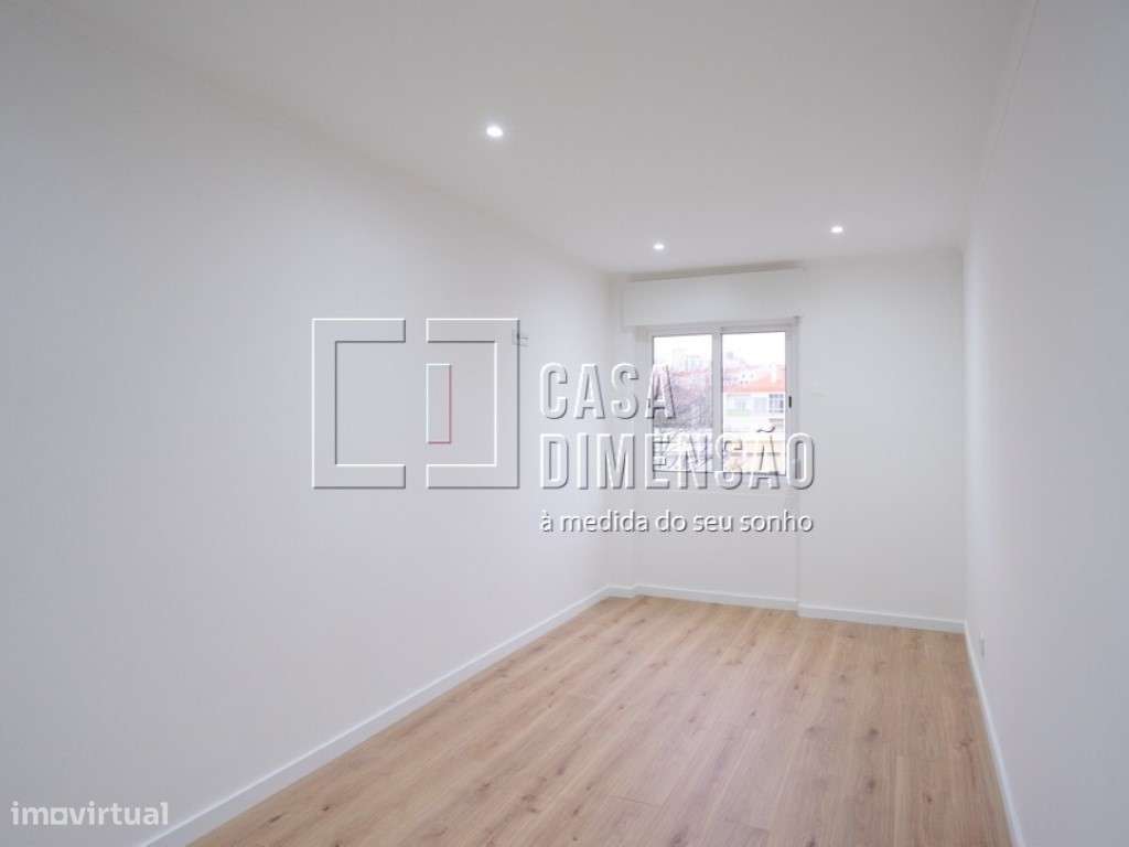 Apartamento T3, em fase de remodelação, localizado na Amadora. Uma ...-28