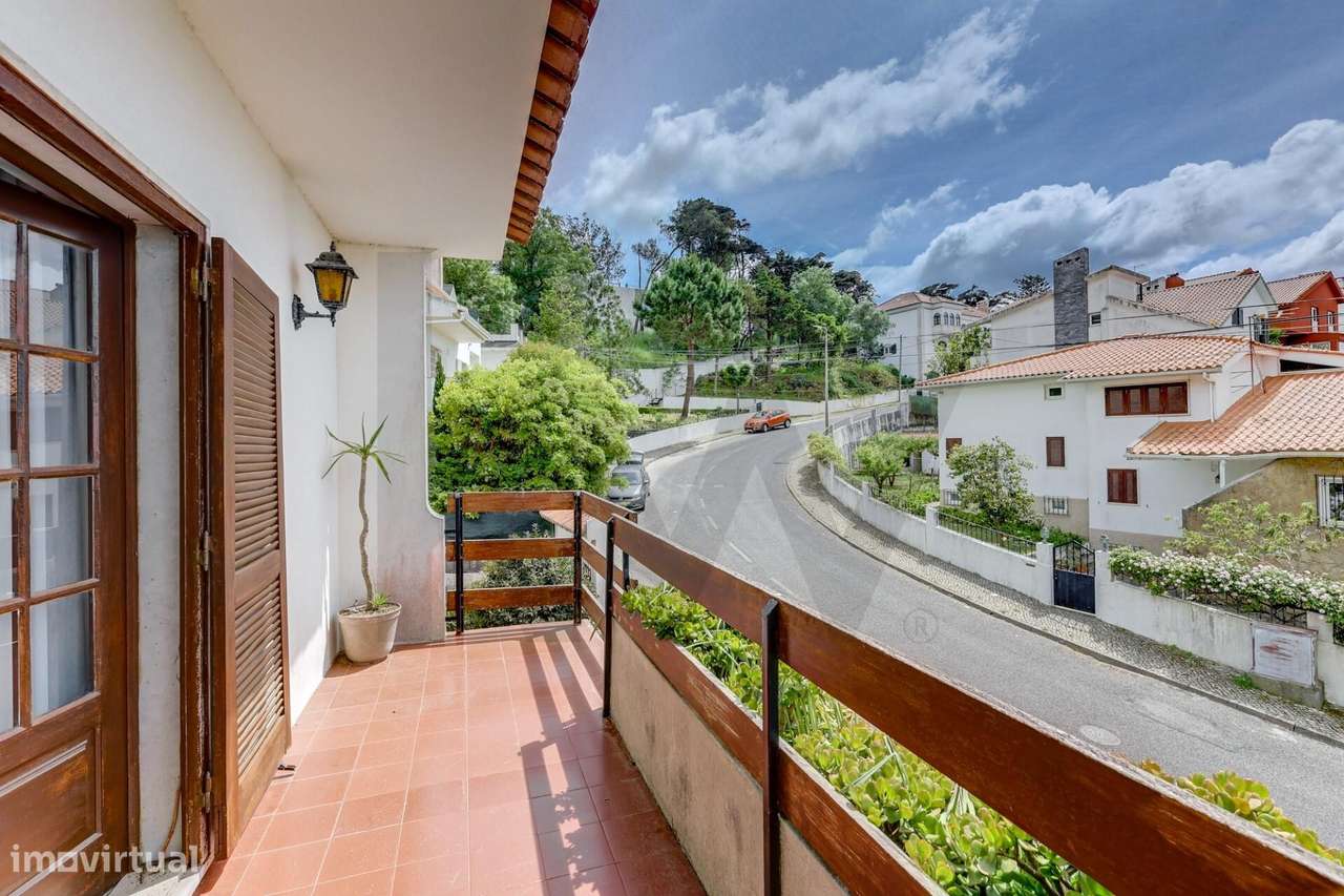 Moradia T6 em Sintra com jardim, garagem e vista de mar ao fundo-1