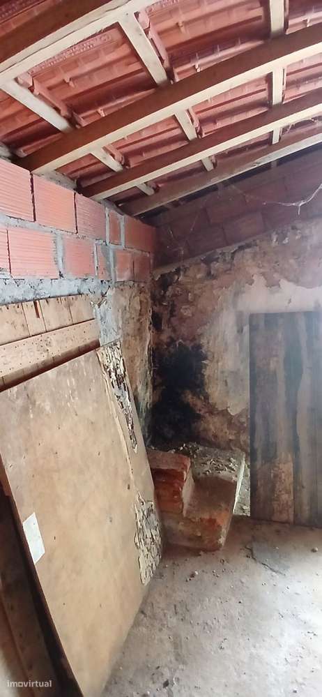 Pequena casa de arrumos em Vale do Calvo, concelho de Tomar - Grande imagem: 4/8