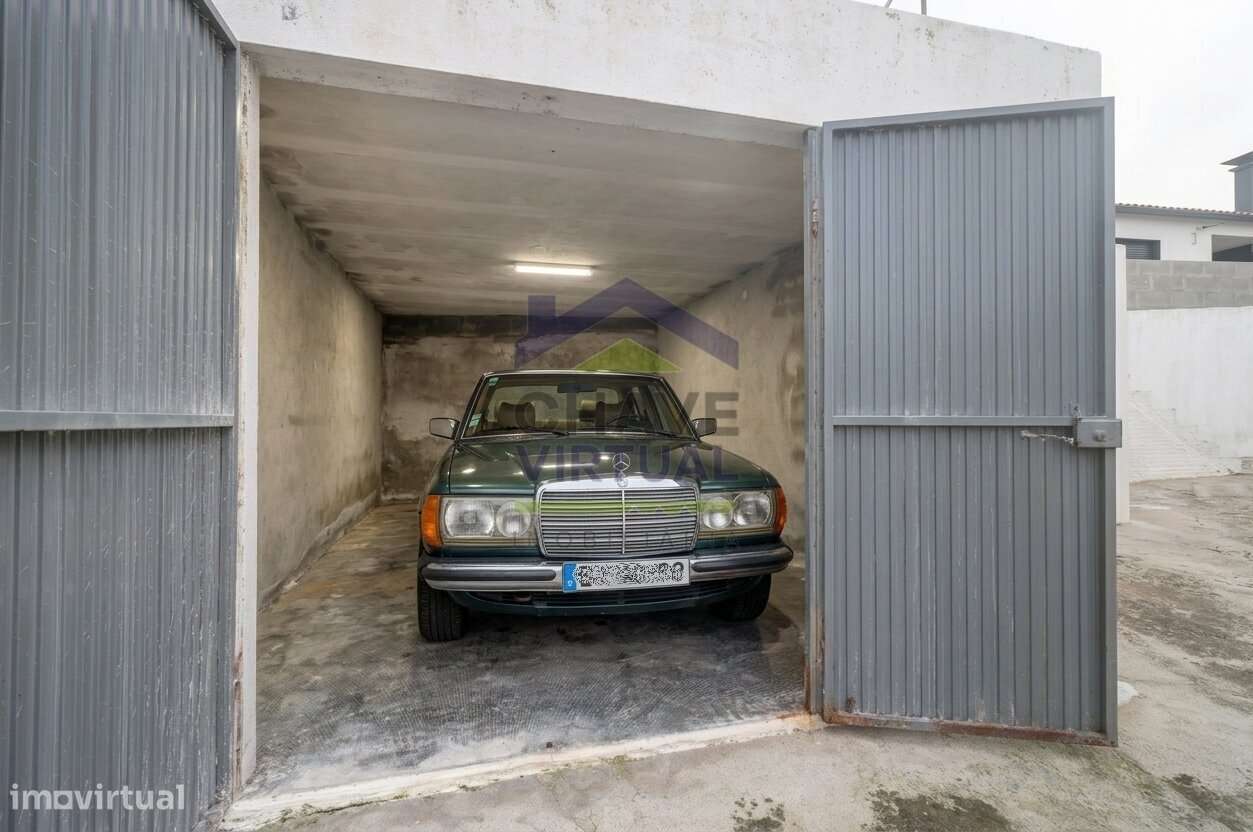 Moradia V3 com Terreno Urbano e Garagem - Seixal, Lourinhã-48