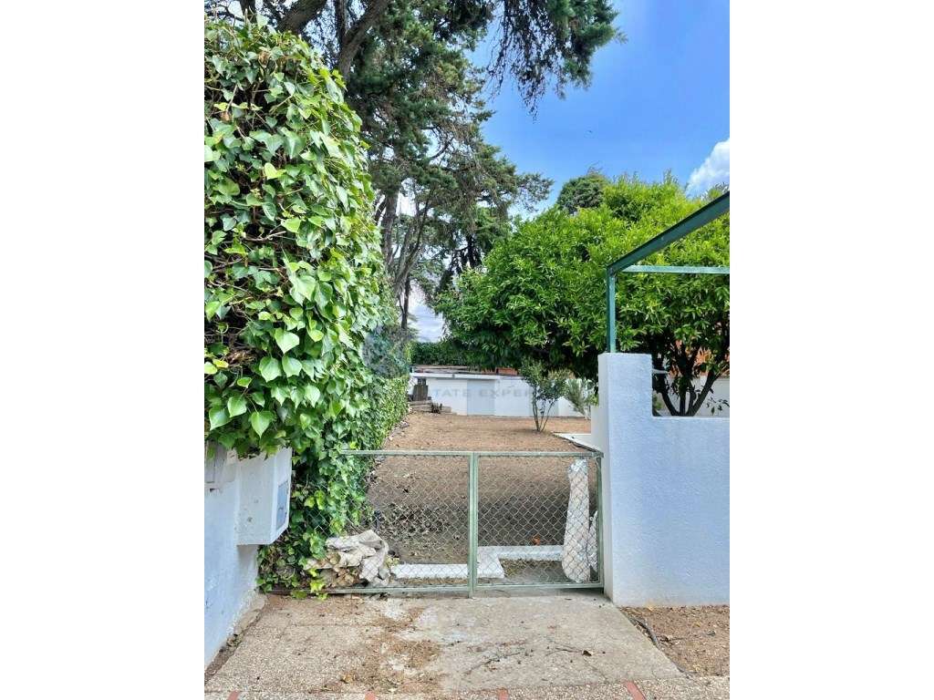 Moradia para remodelação, situada em Albarraque.-16