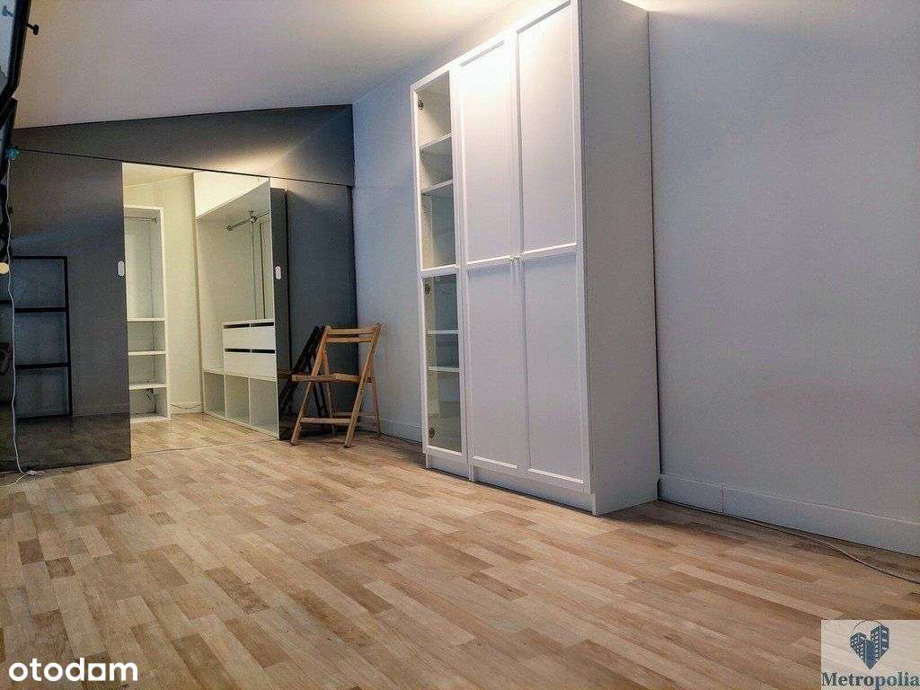 Nietuzinkowe lokum z antresolą i garderobą.-11