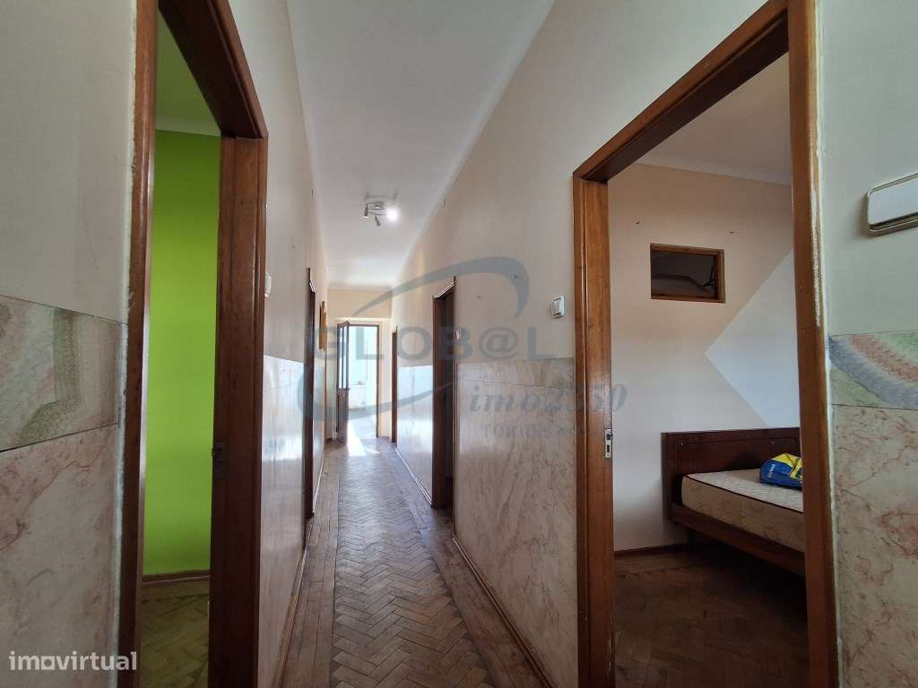Moradia T3 no Centro de Vila Moreira - com logradouro, anexos e fre...-9