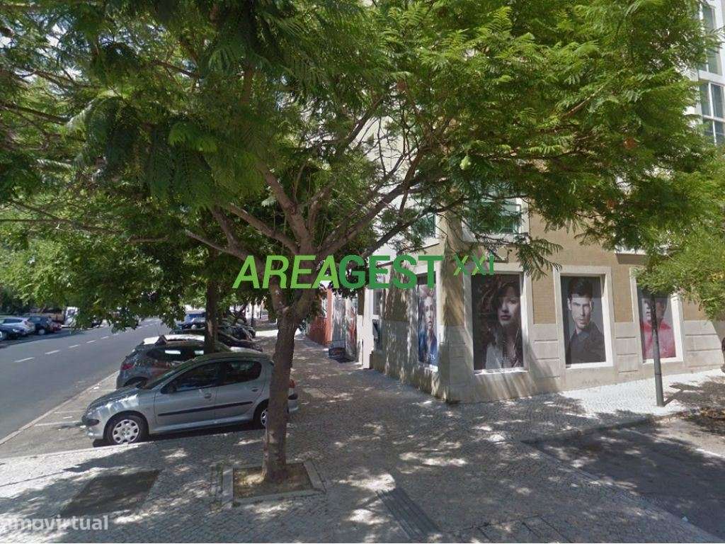 Loja para venda com rendimento, nas Laranjeiras, em Lisboa-13