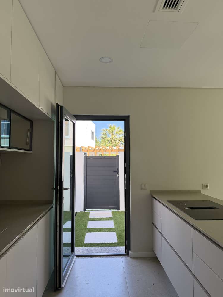 Moradia T4 com piscina, terraço e garagem em Ferreiras-30