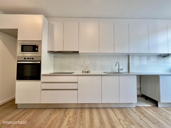 Apartamento T4 com garagem em zona da Guarda Inglesa, Santa Clara-1