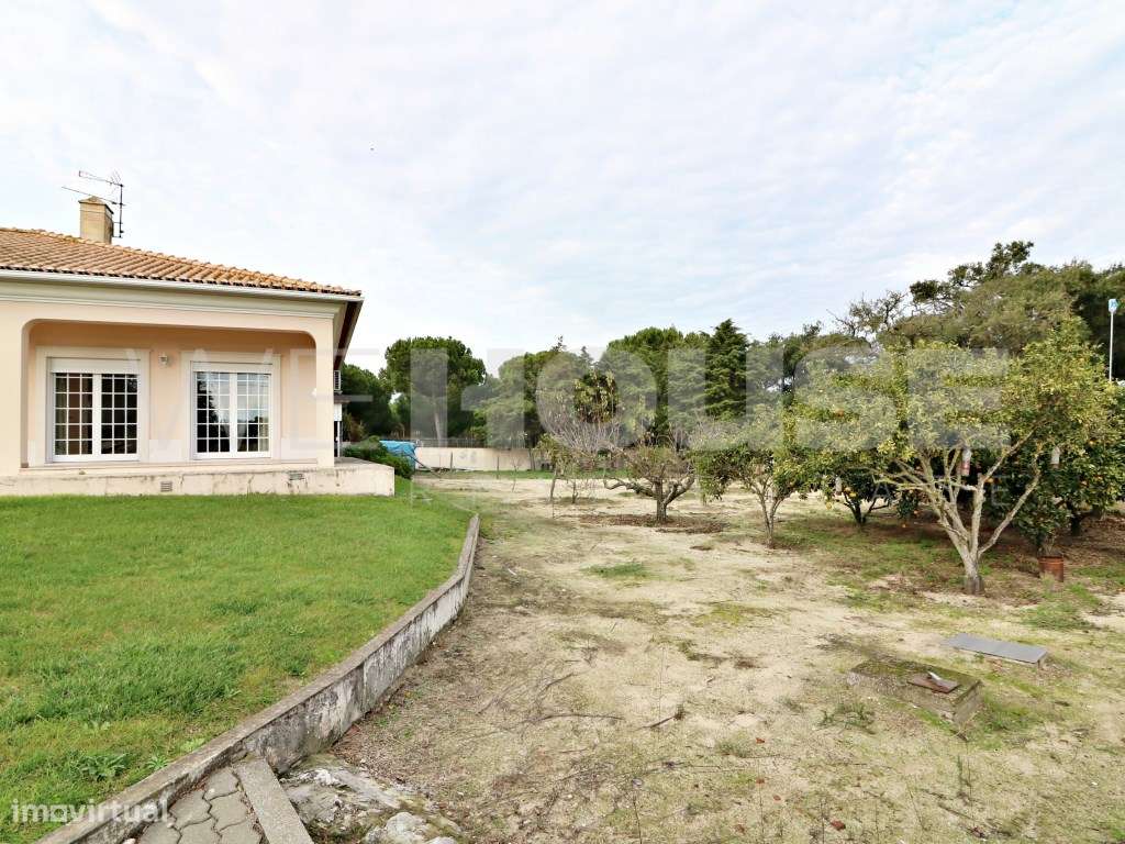 Moradia T4 com 280 m2, inserida em terreno com 2500 m2 em Palmela-25