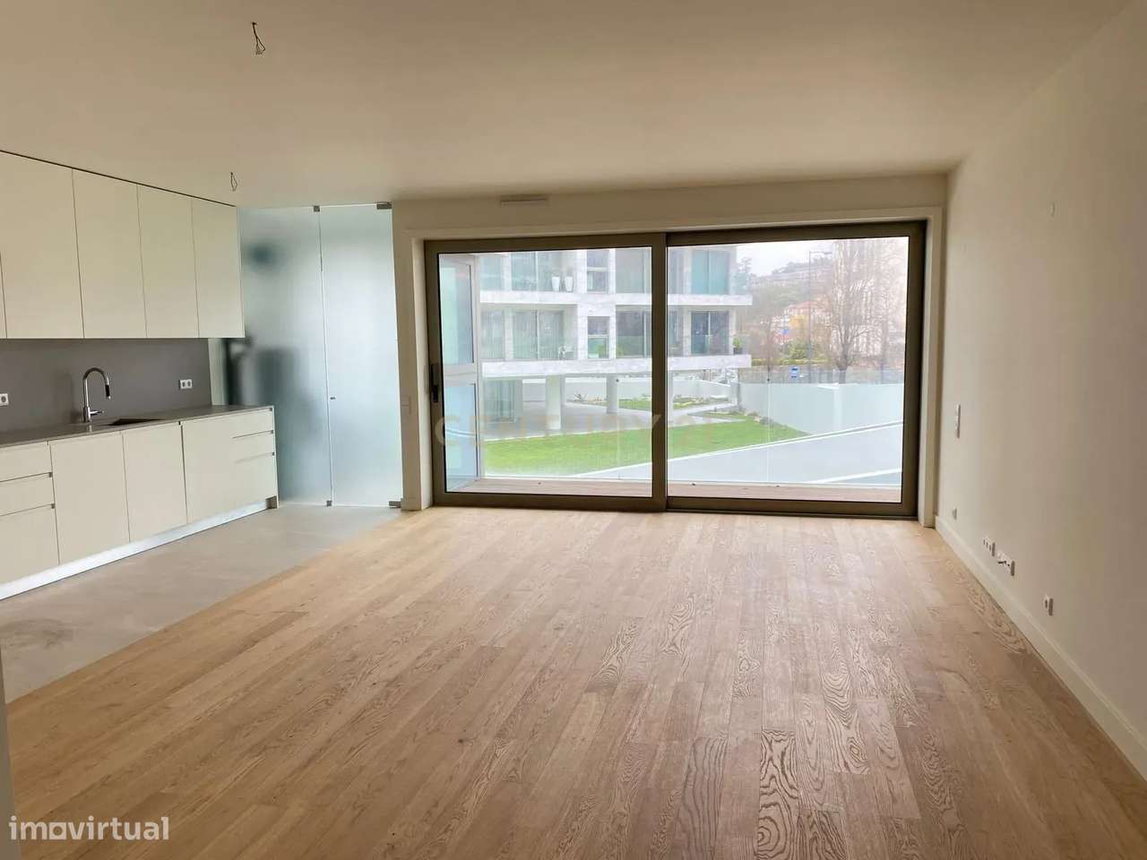 Apartamento T2 Novo com varanda, estacionamento, arrumo e fantásticas - Grande imagem: 3/48