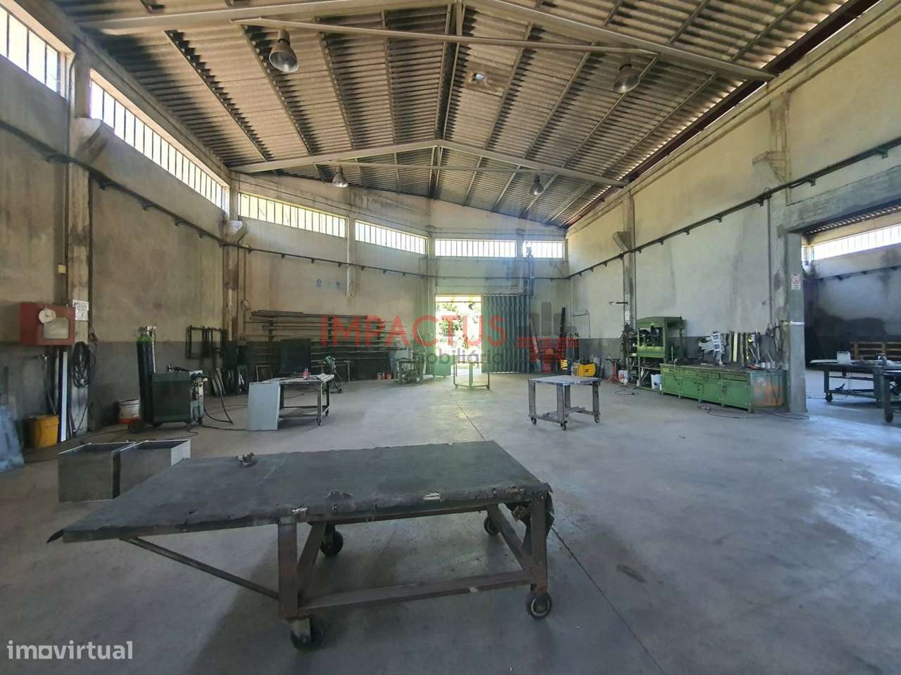 Armazém industrial com logradouro e 3200m2 área terreno - Grande imagem: 5/17