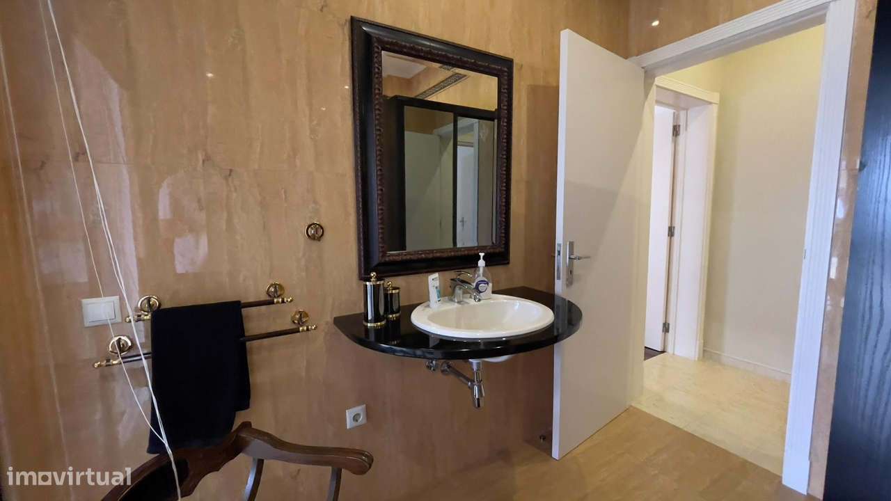 Luxuosa Moradia com 4 quartos localizada em Rosto do Cão - São Roque-27