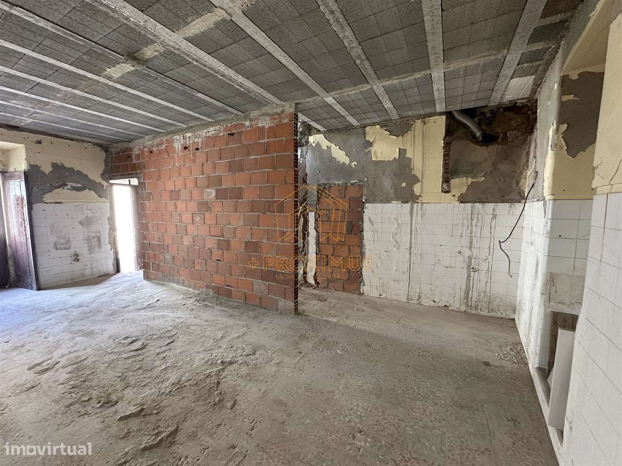 Moradia p/ restaurar c/ vista mar-16