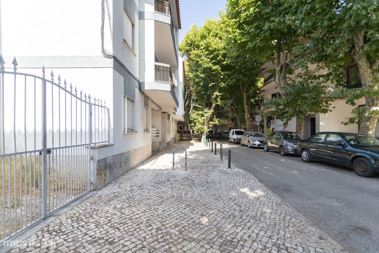 Garagem Coberta em Localização Estratégica: Proteção e Conforto para o - Grande imagem: 4/7