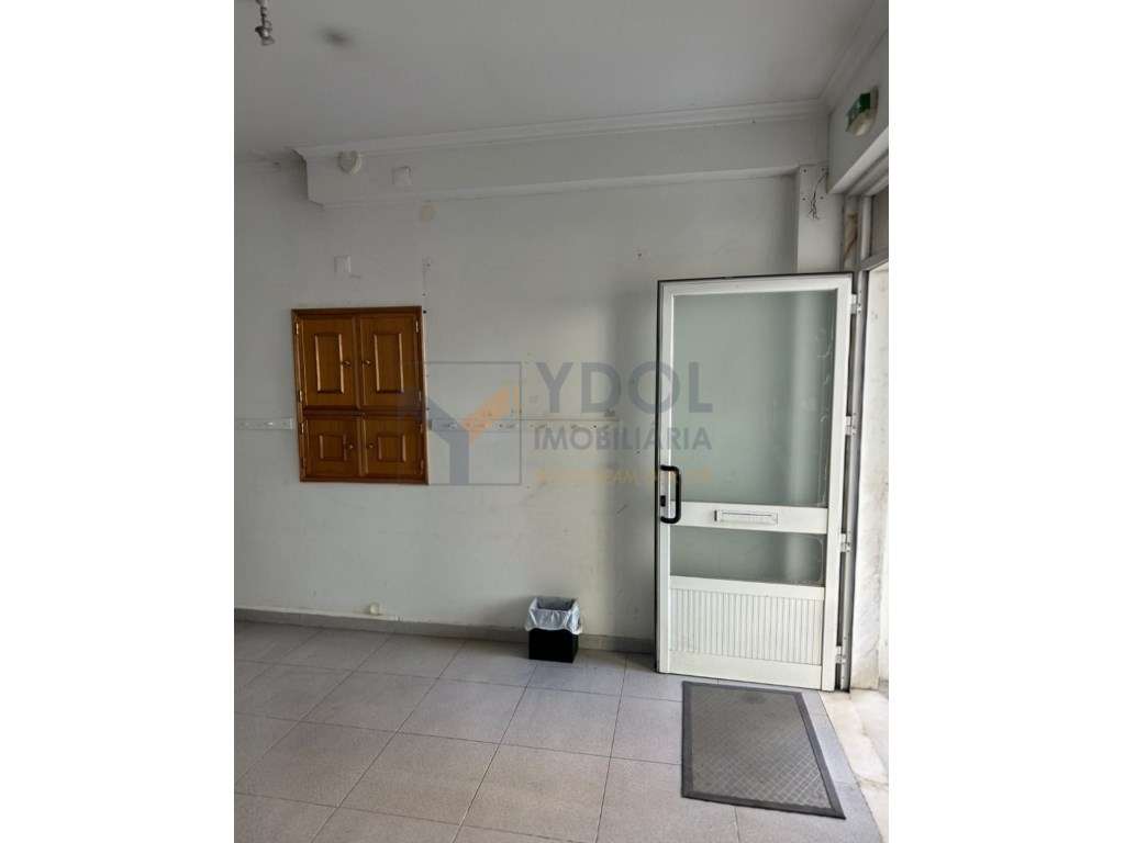 Loja com Espaço Versátil · Pronta a Usar · Ideal para Serviços ou C...-5