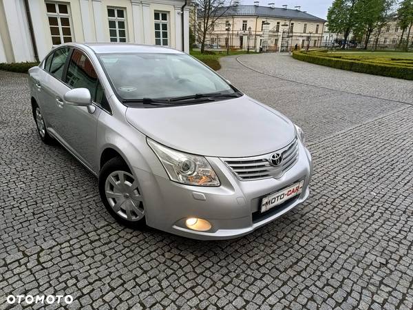 Toyota Avensis 1.6 Luna - 1