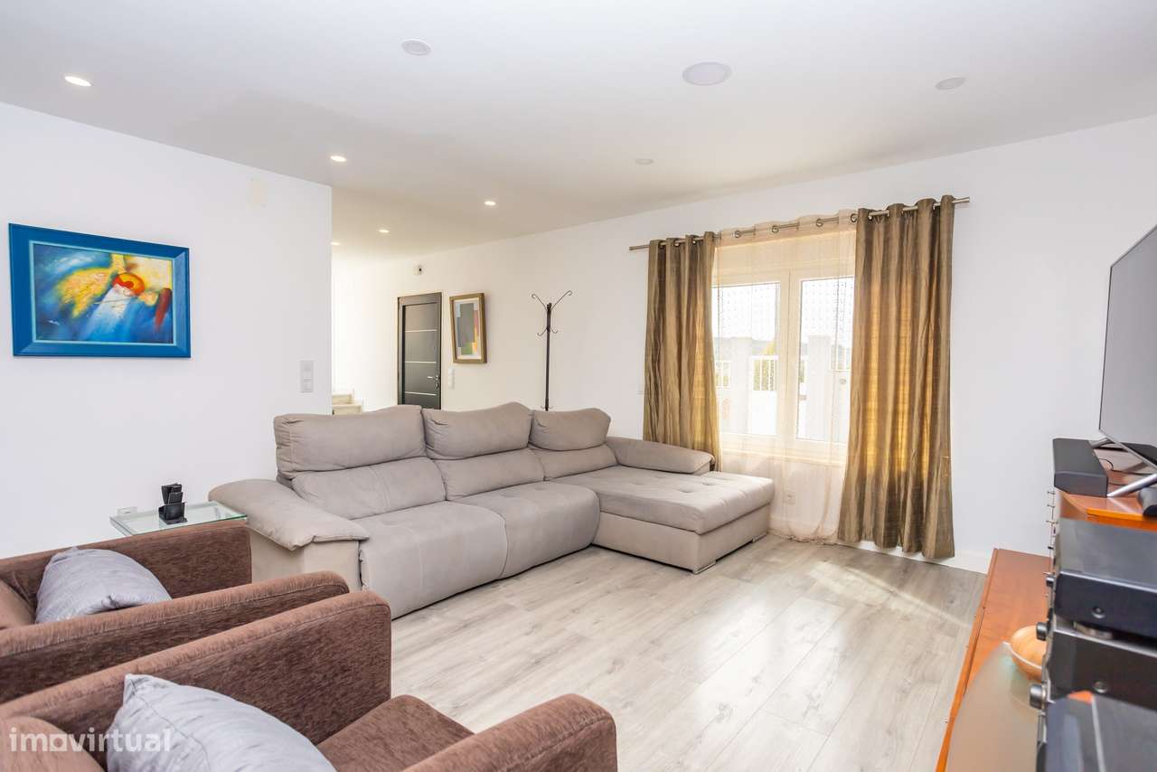 Moradia T5 com 223 m², Box e Logradouro na Quinta da Peça, em Loures �-6