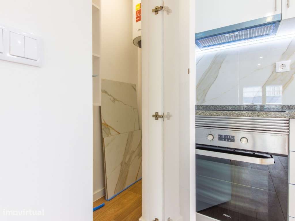 Onde a Luz Encontra o Design | T1 Remodelado com Varanda e Open Spa...-3