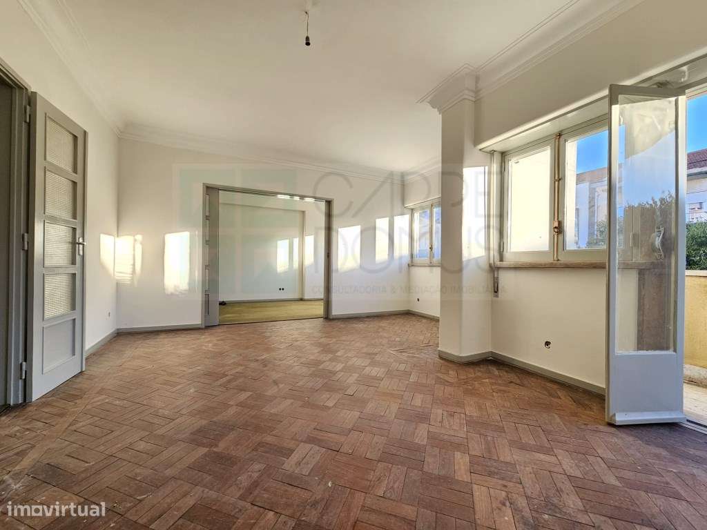 Apartamento T6+ 1, para remodelação total, na Rua Pascoal de Melo -... - Grande imagem: 2/53